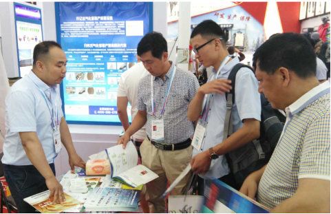 仟億達(dá)集團(tuán)展臺(tái)吸引各界人士前來(lái)參觀、咨詢(xún)