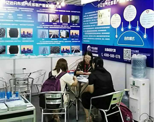 仟億達工作人員為客戶講解 仟億達工作人員為客戶講解