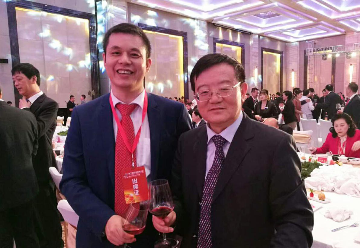 全國工商聯黨組書記、常務副主席徐樂江(右)與仟億達集團董事長鄭兩斌(左) 全國工商聯黨組書記、常務副主席徐樂江(右)與仟億達集團董事長鄭兩斌(左)