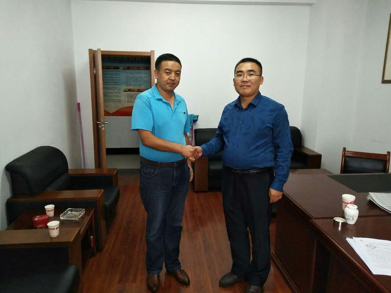 舟曲縣林業局金局長(左)與仟億達陜西分公司賈總(右) 舟曲縣林業局金局長(左)與仟億達陜西分公司賈總(右)