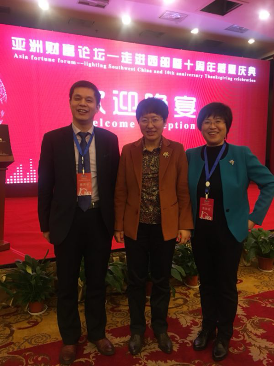 仟億達集團董事長鄭兩斌先生(左)與山東省副省長兼山東工商聯(lián)主席王隨蓮(中)、山東省工商聯(lián)副主席孫美菊(右) 仟億達集團董事長鄭兩斌先生(左)與山東省副省長兼山東工商聯(lián)主席王隨蓮(中)、山東省工商聯(lián)副主席孫美菊(右)