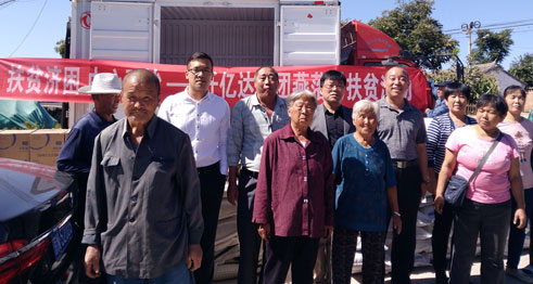 仟億達集團候總(排右四)、諶應書記(排右三)與當地村民合影 仟億達集團候總(排右四)、諶應書記(排右三)與當地村民合影